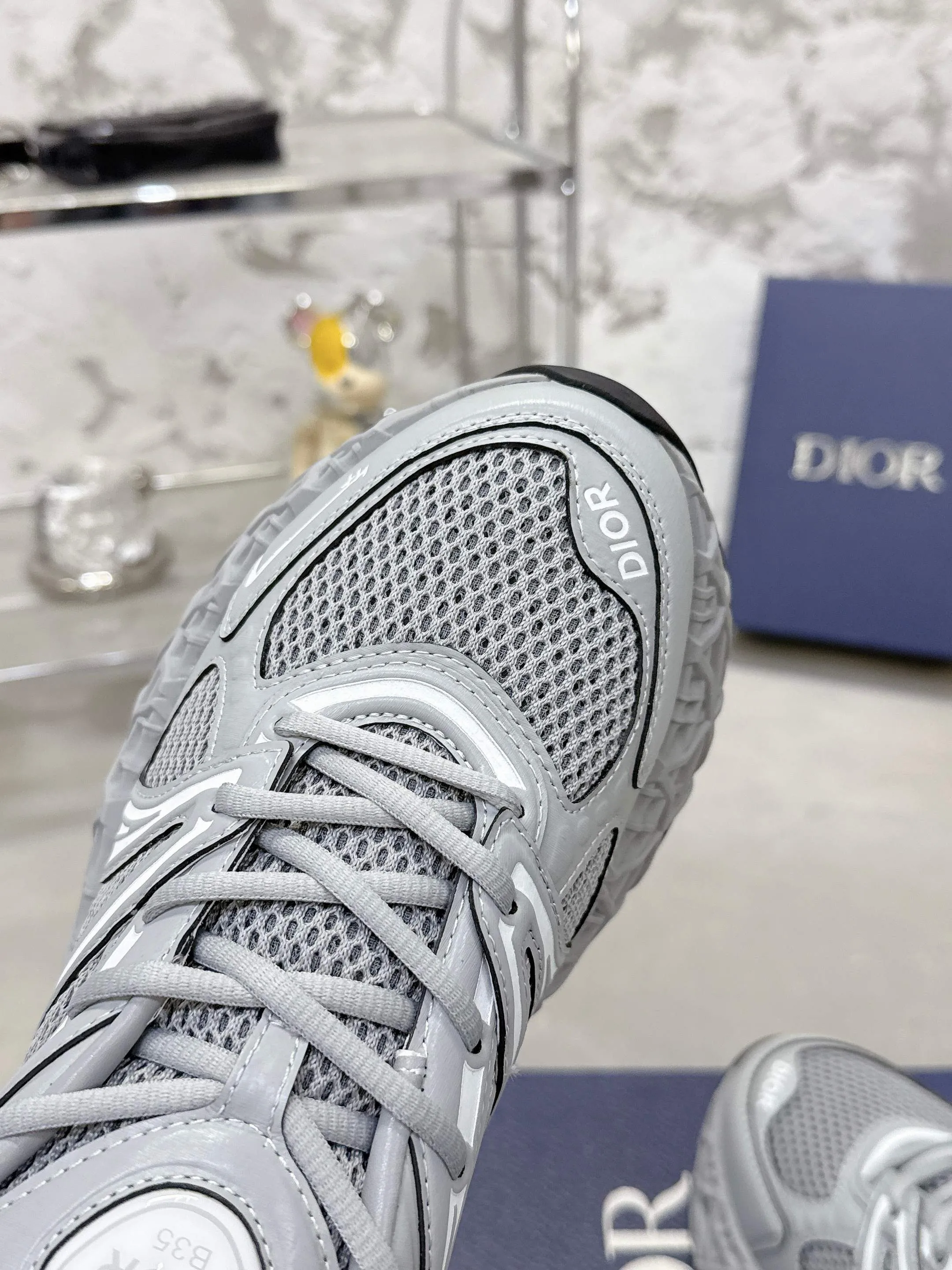 Factory price 780💰 Top version! ! ! Dior (B35) DIOR spring and summer men's wear show, the show was held at the Valle de Grasse School in Paris. Kim Jones drew inspiration from the works of South African artist Hylton Nel. The details of the shoes, clog soles and tribal elements, cleverly blended luxury craftsmanship and practicality, with fresh childishness and bright temperament, creating a new season hot spot. Dior KAWA Dior co-branded casual sports shoes reinterpret running shoes with Dior's high-end style. B35 is made of fine-textured leather and mesh fabric materials. It can be worn in all seasons, is comfortable and breathable, and has multiple lines on the shoe body to outline details. It has a full retro three-dimensional feel and can create a casual look all year round! Fabric: Cowhide/customized cloth material Lining: Imported breathable mesh Outsole: Original molded outsole Size: 39-46 (customized at 45.46)